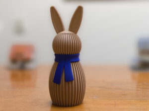 Konijn geribbeld met das of strik